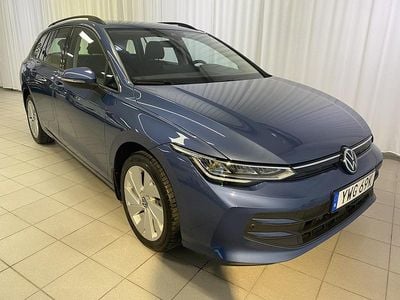 Mörkblå Begagnad 2024 VW Golf VIII Kombi | 289 000 kr (Marknadspris)