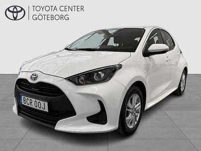 Vit Begagnad 2022 Toyota Yaris Hybrid Active Halvkombi | 214 900 kr (Marknadspris)