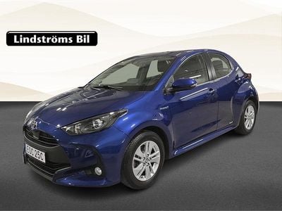Mörkblå Begagnad 2020 Toyota Yaris Hybrid Active Halvkombi | 199 900 kr (Lite dyr)
