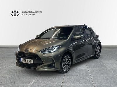 Grön (grön metallic) Begagnad 2024 Toyota Yaris Hybrid Style Halvkombi | 279 900 kr (Marknadspris)