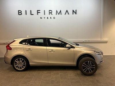 Silver Begagnad 2016 Volvo V40 Momentum Halvkombi | 149 900 kr (Marknadspris)