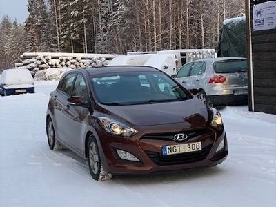 begagnad Hyundai i30 5-dörrar 1.6 GDI Automat (135hk) *Låg Mil