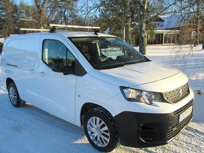 Vit Begagnad 2022 Peugeot Partner Minibuss | 214 999 kr (Dyr)