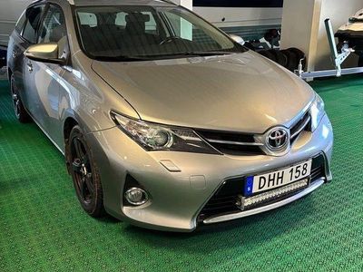Begagnad Toyota Auris Touring Sports Active 90 HK (66 kW) 2014 Ljusgrå (grå) Kombi