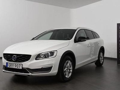 Vit Begagnad 2015 Volvo V60 CC Momentum Kombi | 169 800 kr (Dyr)
