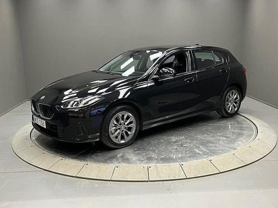 Svart Begagnad 2025 BMW 120 Halvkombi | 325 000 kr