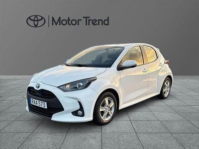 Vit Begagnad 2022 Toyota Yaris Hybrid Active Halvkombi | 209 000 kr (Marknadspris)