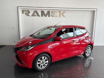 Begagnad Toyota Aygo X-play 69 HK (50 kW) 2016 Röd Halvkombi