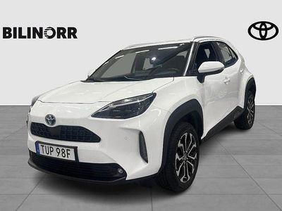 Vit Begagnad 2022 Toyota Yaris Hybrid | 275 400 kr (Marknadspris)