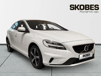 Vit Begagnad 2019 Volvo V40 R-Design Halvkombi | 228 600 kr (Marknadspris)