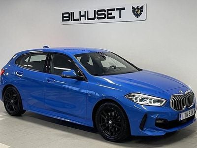 Blå Begagnad 2021 BMW 118 M Sport Halvkombi | 209 900 kr (Marknadspris)
