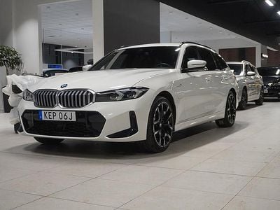 Vit Begagnad 2025 BMW 330e M Sport Kombi | 499 800 kr (Superpris)