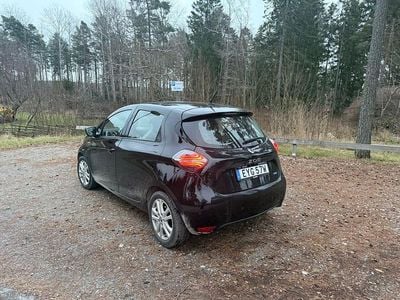 Svart stjärna met gne Begagnad 2022 Renault Zoe Zen Halvkombi | 159 000 kr (Marknadspris)
