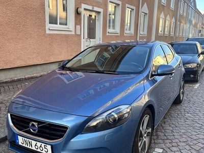 begagnad Volvo V40 D4 Momentum Euro 6 - låga mil