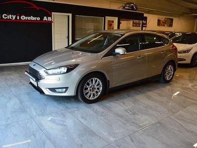 Grå Begagnad 2015 Ford Focus Halvkombi | 84 900 kr (Marknadspris)