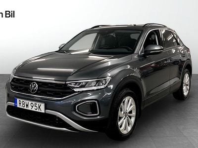 Grå Begagnad 2025 VW T-Roc Life SUV | 309 900 kr (Marknadspris)