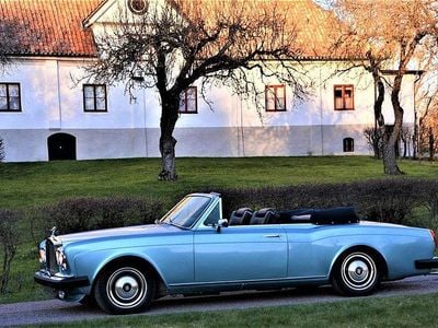 Ljusblå met/mörkblå sufflett/svart skinn Begagnad 1982 Rolls Royce Corniche Cab | 865 000 kr