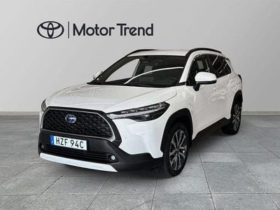 Vit Begagnad 2023 Toyota Corolla Cross Style SUV | 369 900 kr (Marknadspris)