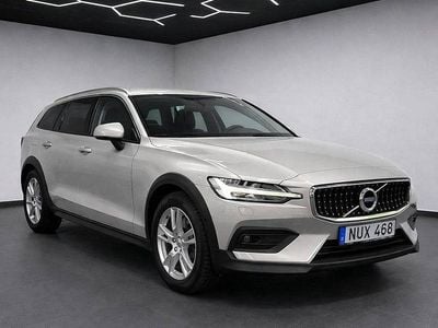 Vit Begagnad 2019 Volvo V60 CC Momentum Kombi | 249 900 kr (Marknadspris)