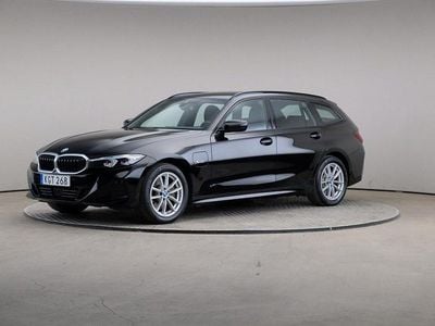 Svart (black (solid)) Begagnad 2022 BMW 330e Kombi | 319 000 kr (Marknadspris)