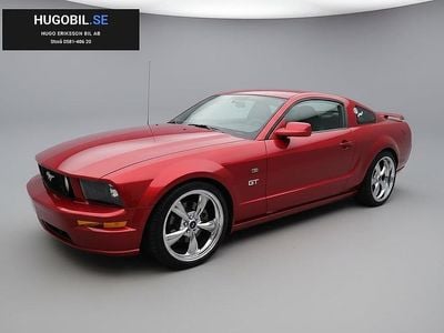 Begagnad Ford Mustang GT 305 HK (224 kW) 2005 Mörkröd Sportkupé