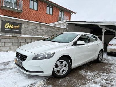 Vit Begagnad 2015 Volvo V40 Momentum | 112 000 kr (Marknadspris)
