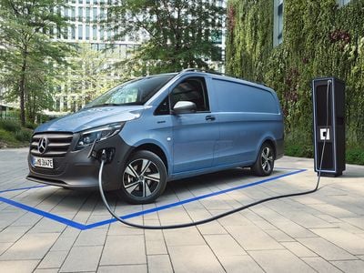 Begagnad 2024 Mercedes e-Vito Minibuss | 581 100 kr