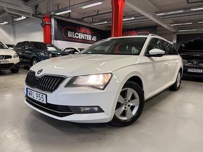 Vit Begagnad 2018 Skoda Superb Ambition Kombi | 159 000 kr (Marknadspris)