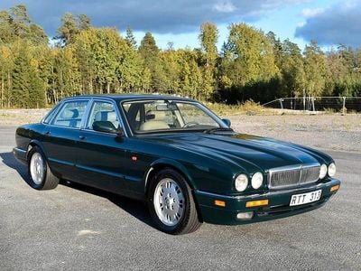Begagnad Jaguar XJ 241 HK (177 kW) 1995 Mörkgrön Sedan