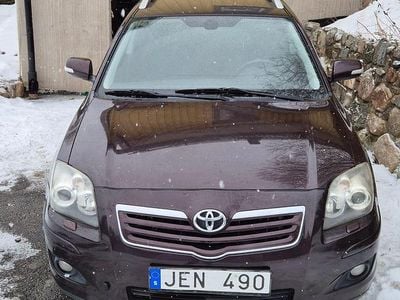 Begagnad Toyota Avensis 147 HK (108 kW) 2008 Mörkröd Kombi