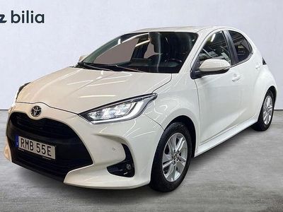 Vit Begagnad 2021 Toyota Yaris Hybrid Active Halvkombi | 194 900 kr (Marknadspris)
