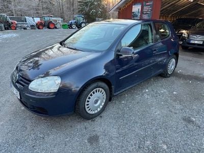 Begagnad VW Golf IV 116 HK (85 kW) 2005 Mörkblå Halvkombi