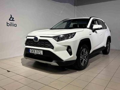 Vit Begagnad 2019 Toyota RAV4 Hybrid SUV | 289 800 kr (Marknadspris)
