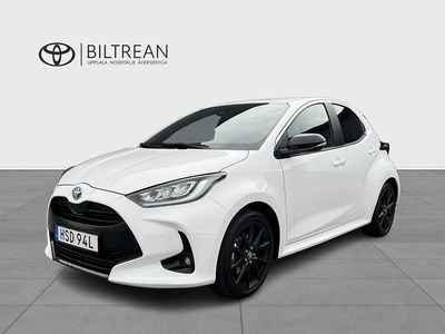 Vit Begagnad 2023 Toyota Yaris Hybrid Style Halvkombi | 249 000 kr (Marknadspris)