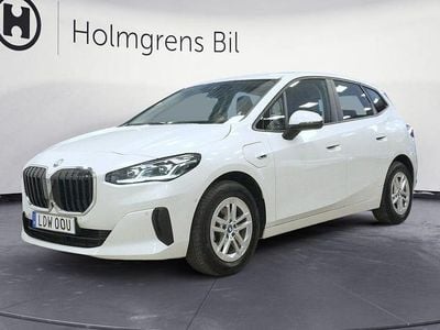 Begagnad BMW 225 Active Tourer Comfort Edition 245 HK (180 kW) 2023 Mineralvit metallic Minibuss