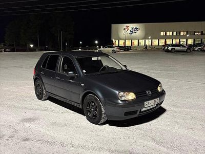 Blå / grön Begagnad 2002 VW Golf IV Halvkombi | 31 500 kr (Dyr)