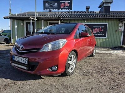 Begagnad Toyota Yaris Active 90 HK (66 kW) 2013 Röd Halvkombi