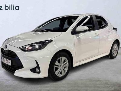 Vit Begagnad 2022 Toyota Yaris Hybrid Active Halvkombi | 189 900 kr (Marknadspris)