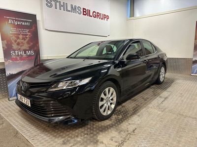 begagnad Toyota Camry Hybrid CVT Skinnklädsel Vinterdäck Motorvärmare