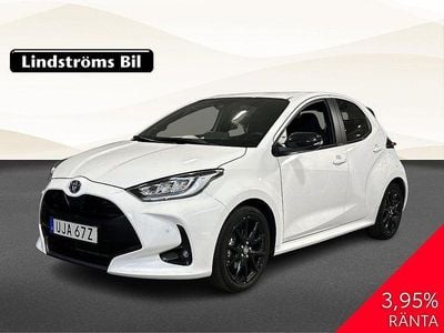 Vit Begagnad 2023 Toyota Yaris Hybrid Style Halvkombi | 249 900 kr (Marknadspris)