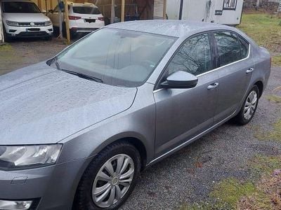 Mörkt grå Begagnad 2013 Skoda Octavia Halvkombi | 50 000 kr (Marknadspris)