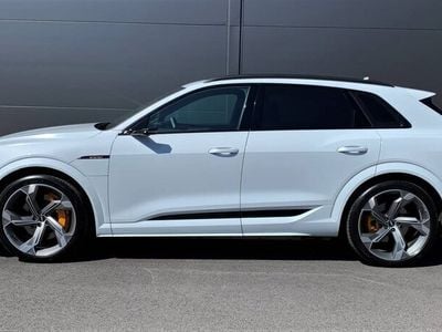 Begagnad Audi e-tron Design 370 kW (504 HK) 2021 Vit SUV