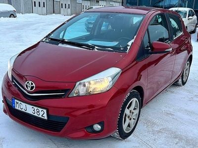 Begagnad Toyota Yaris Active 99 HK (72 kW) 2011 Röd Halvkombi