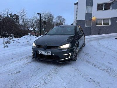 Mörkgrå metallic med blå underton Begagnad 2017 VW Golf VII GTE | 189 000 kr (Dyr)