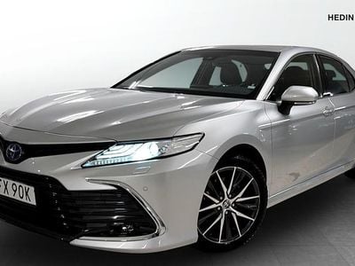 Grå Begagnad 2021 Toyota Camry Hybrid Executive Sedan | 319 900 kr (Marknadspris)