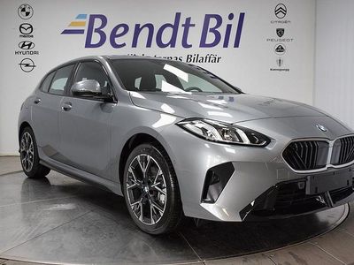 Black sapphire metallic Ny 2025 BMW 120 M Sport Halvkombi | 399 500 kr (Lite dyr)