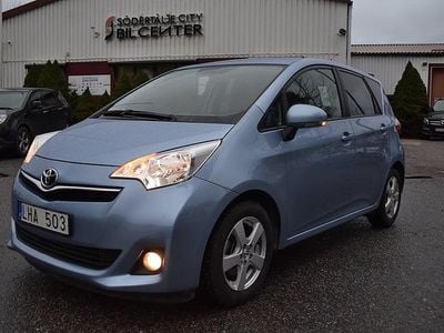 Begagnad Toyota Verso-S Multidrive S 99 HK (72 kW) 2011 Blå met Minibuss