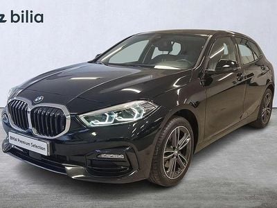 Svart Begagnad 2022 BMW 118 Sport Line Halvkombi | 259 000 kr (Marknadspris)