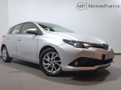Silver Begagnad 2016 Toyota Auris Hybrid Active Halvkombi | 119 900 kr (Bra pris)