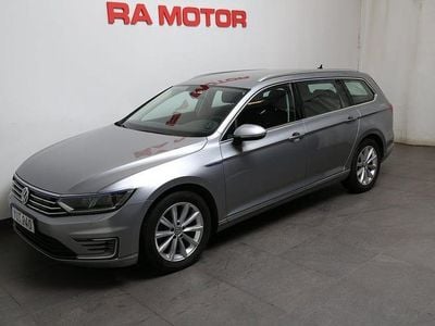 Silver (diving blue metallic) Begagnad 2017 VW Passat GTE Kombi | 169 900 kr (Marknadspris)